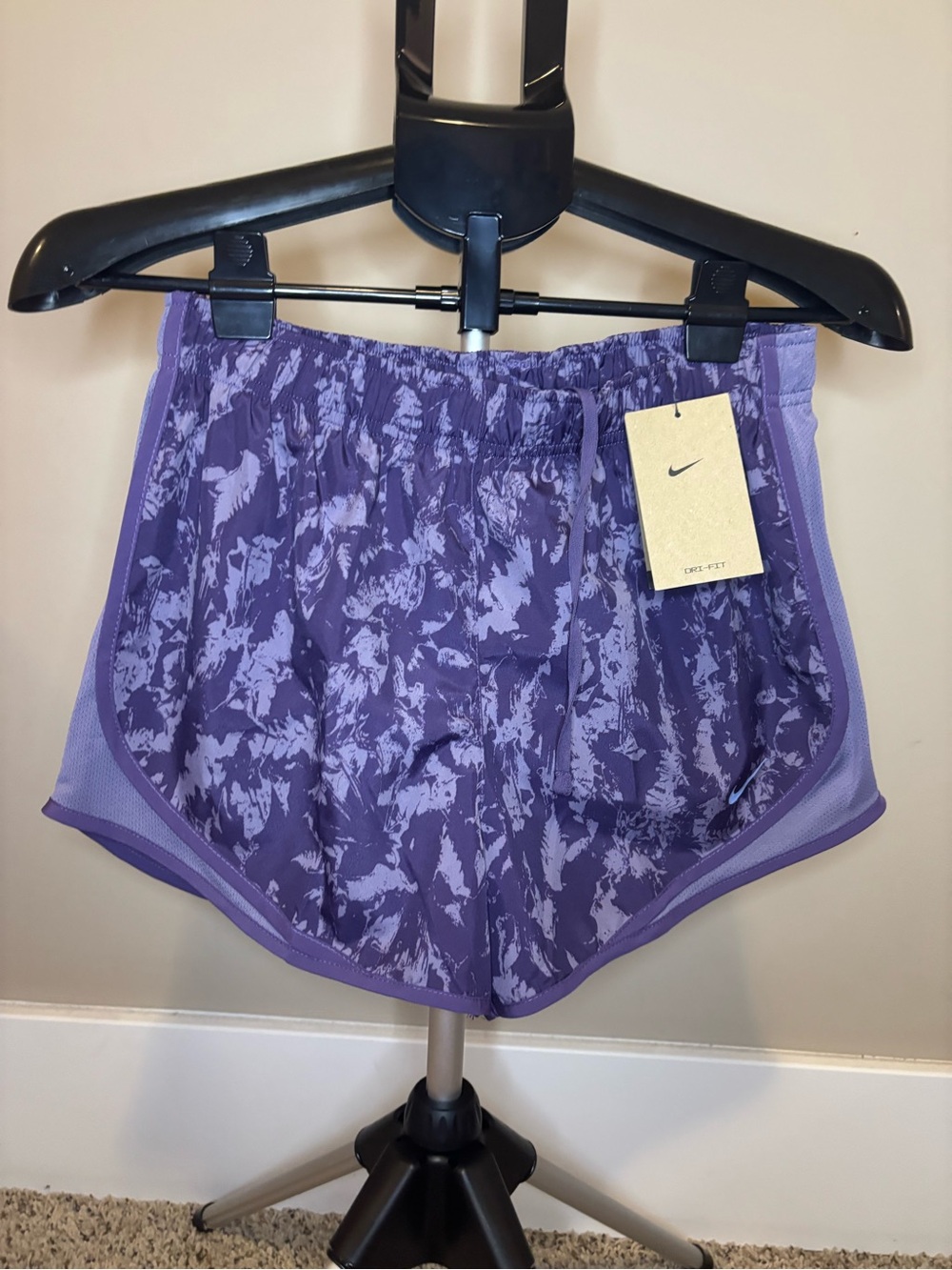 Nike Dri-FIT Women’s M Purple Abstract Print Running Athletic Shorts NWT - Picture 2 of 8